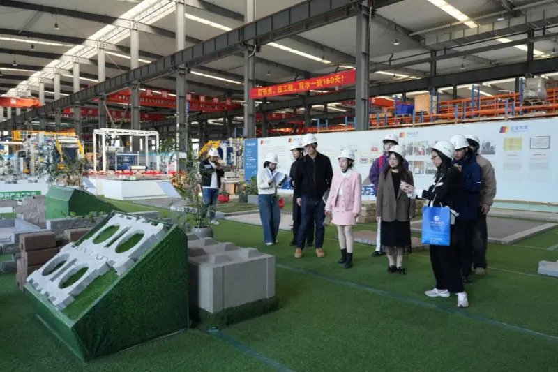 বিদেশী উন্নয়ন চাহিদার উপর দৃষ্টি নিবদ্ধ করে, Quangong Machinery Co., Ltd. ফুঝো ইউনিভার্সিটি অফ ফরেন স্টাডিজ অ্যান্ড ট্রেডের সাথে আন্তর্জাতিকভাবে ভিত্তিক প্রতিভা গড়ে তুলতে সহযোগিতা করে।