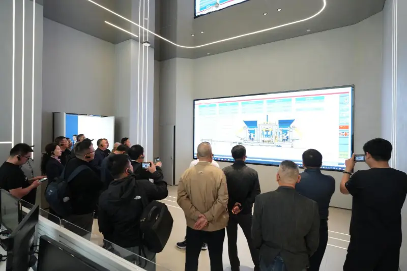 চীন বিল্ডিং ব্লক অ্যাসোসিয়েশনের 8 তম অধিবেশনের দ্বিতীয় স্থায়ী কাউন্সিল সভা কোয়ানঝোতে অনুষ্ঠিত হয়েছিল; Quangong Machinery Co., Ltd. শিল্প বিনিময় এবং উন্নয়নে অবদান রাখে।